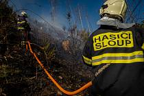 Les hořel u obce Sloup na Blanensku. Hasiči vyhlásili třetí stupeň požárního poplachu.