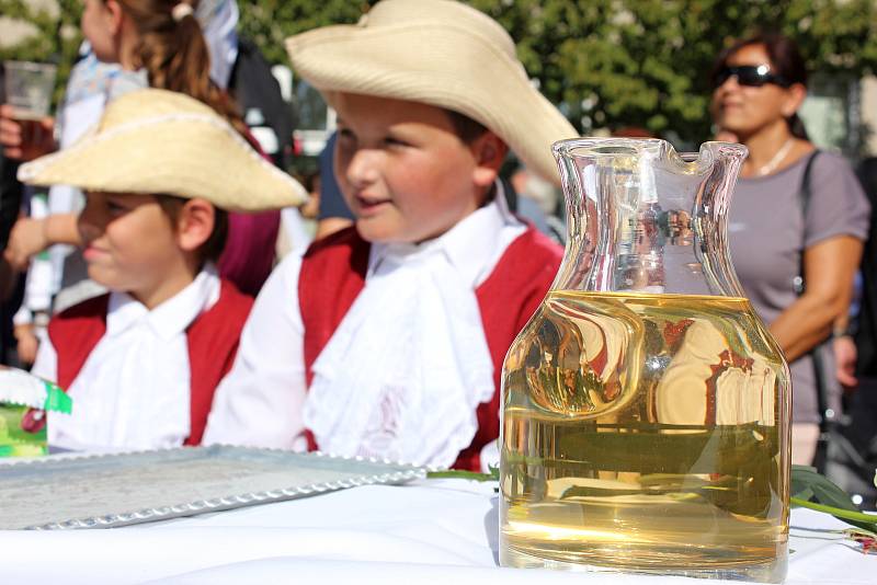 Tradiční strážnické vinobraní i letos lákalo stovky návštěvníků.