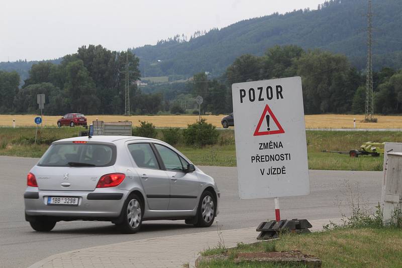 U Ráječka bourají auta. Po změně přednosti.