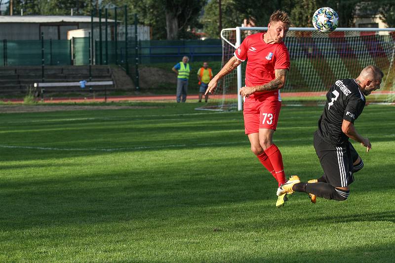 Blanenští fotbalisté (v červeném) v reprezentační přestávce podlehli v přípravném utkání Třinci 0:1.