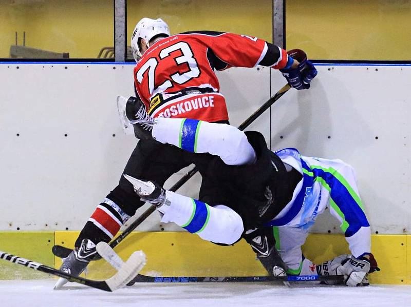 V prvním kole nového ročníku krajské hokejové ligy se hrálo okresní derby Dynamiters Blansko (v bílém) - Minerva Boskovice. Hosté zvítězili 4:2.