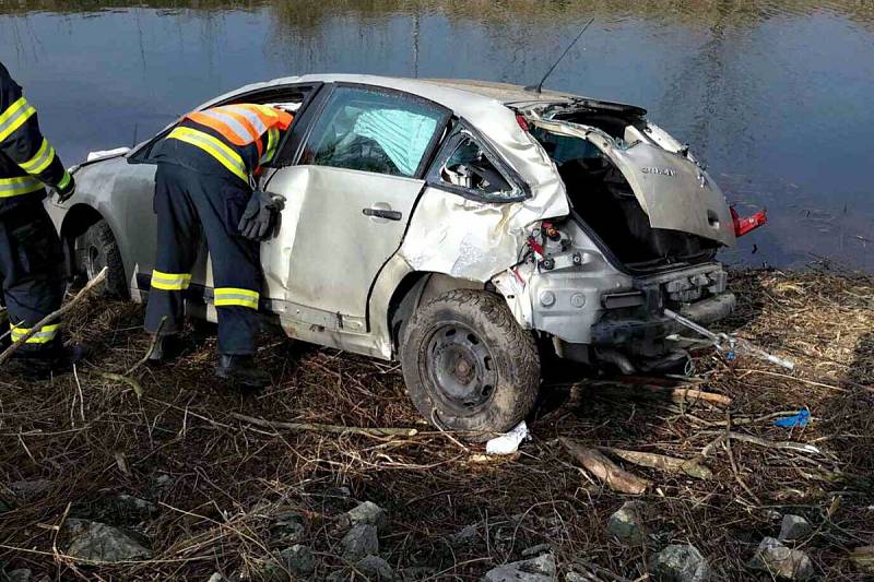 Řidič osobního automobilu Citroen podle předběžného šetření policistů nezvládl vytočit zatáčku, narazil do stromu a se svým autem i dvěma spolujezdkyněmi skončil v řece.