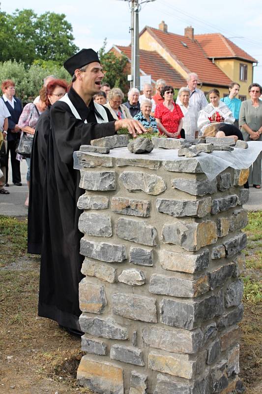 V Rudici v pátek požehnali stavbě nové Boží muky a zapálili Husovu hranici.