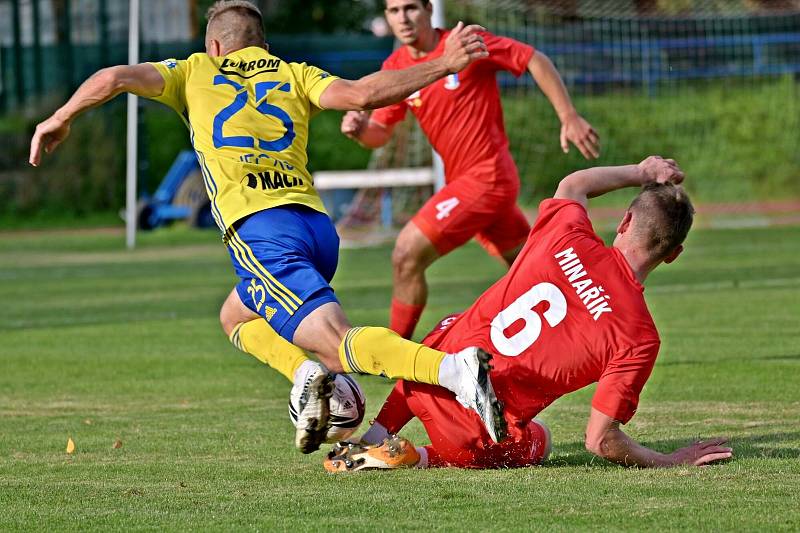 Fotbalista Václav Minařík (v červeném) odešel v létě z Líšně na půlroční hostování do třetiligového Blanska.