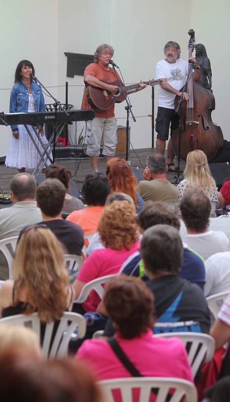 Už dvacet let Blanenští pořádají festival Muzika pro Karolínku. První ze série deseti středečních koncertů odehrála skupina Nezmaři. 