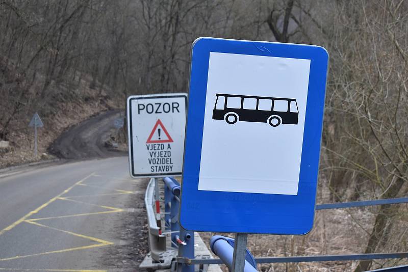 Výluková zastávka Babice nad Svitavou. Řidiči autobusů tvrdí, že je na nebezpečném místě.