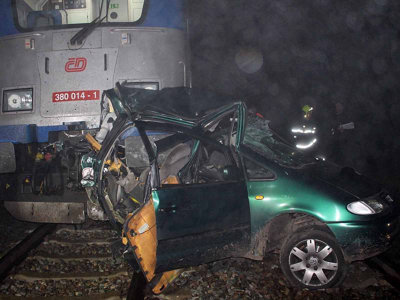 Krátce po nedělní druhé hodině ráno zastavil provoz na železnici střet vlaku s osobním autem. Při nehodě na železničním přejezdu v Dolní Lhotě se nikdo nezranil. Ani z tříčlenné posádky auta ani nikdo z přibližně čtyřiceti cestujících ve vlaku.