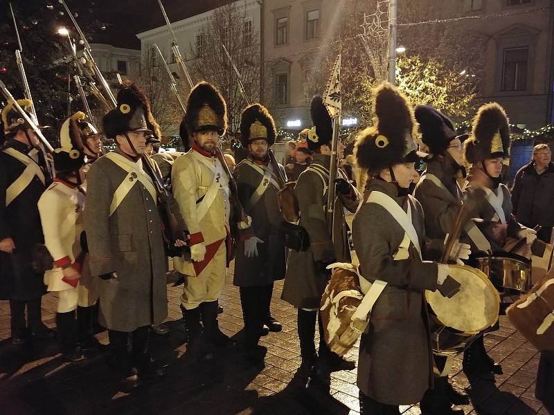 Brnem prošel průvod vojáků z napoleonských dob. V Denisových sadech uctili památku těch, kteří padli při bitvě tří císařů u Slavkova.