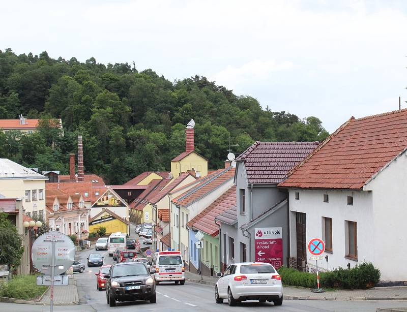 Hustý provoz způsobený objížďkou obtěžuje obyvatele Černé Hory.