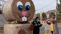Obří zajíc a velikonoční výzdoba v Crhově.