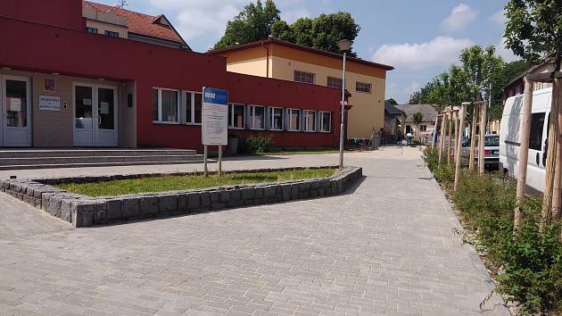 Nový chodník u olešnické školy.