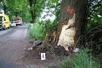 Řidič se dvěma promile alkoholu v krvi narazil ve středu odpoledne u Olešnice s osobním autem do stromu. 