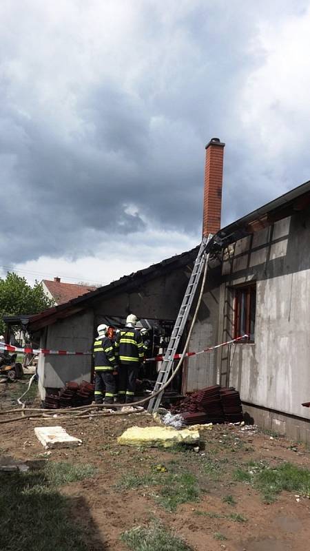 Požár poničil část novostavby rodinného domu v Habrůvce.