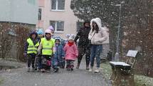 Předpověď meteorologům vyšla. V pátek dopoledne začalo na jihu Moravy sněžit. Z prvních sněhových vloček měly radost hlavně děti. Na snímcích ulice Adamova na Blanensku.