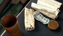 Při opravě kaple ve Vratíkově vyzvedli starou schránku. Byly v ní schované noviny z roku 1904 a peníze.