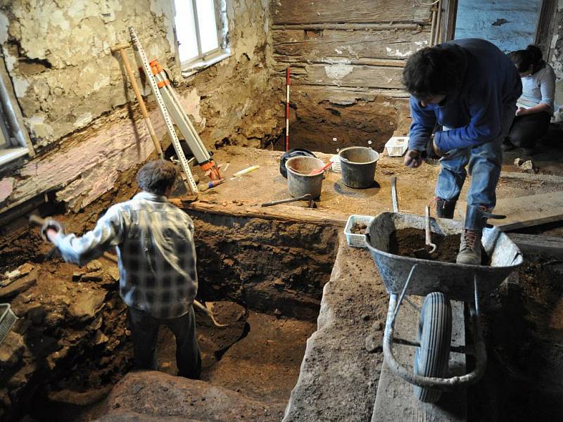 Interiér usedlosti ze 17. století se proměnil v archeologické naleziště. Odborníci nyní znají vývoj od osídlení Knínic až po současnost. 