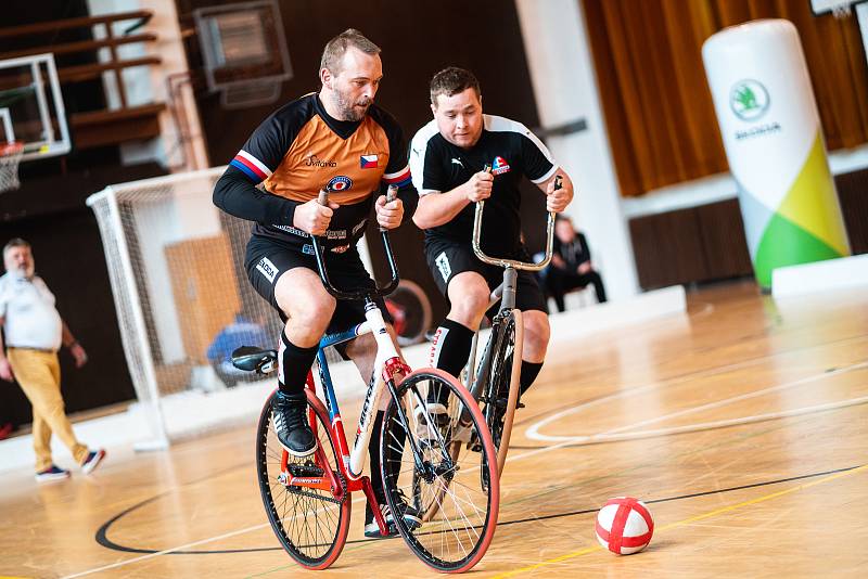 Na provizorním pódiu brněnského velodromu se sešli vítězní Jiří Hrdlička s Pavlem Loskotem ze Svitávky, stříbrní Ludvík Písek a Miroslav Gottfried ze Sokola Zlín-Prštné a bronzoví Jiří Hrdlička mladší  s Romanem Staňkem ze Svitávky.