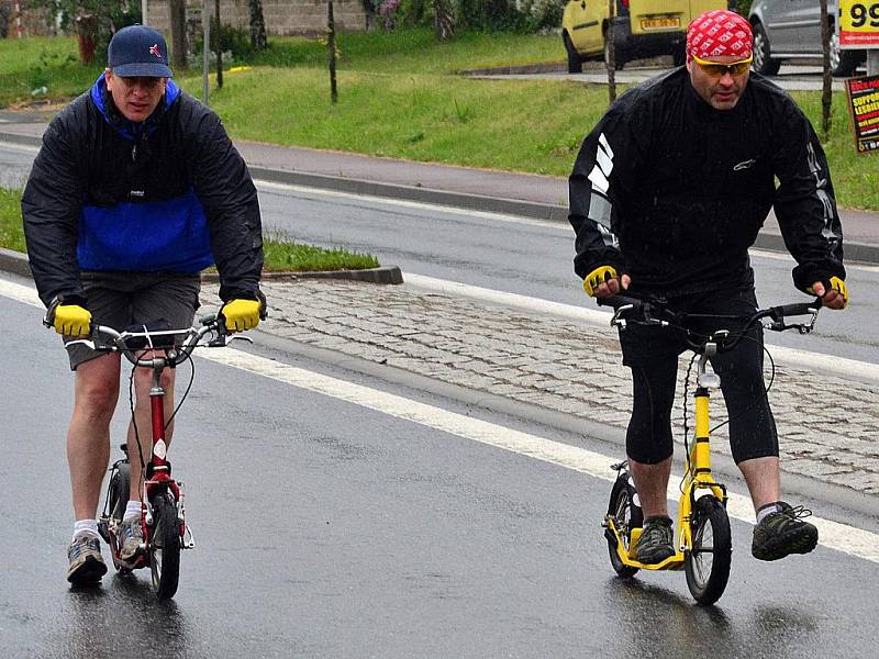 Ani deštivé počasí neodradilo několik set účastníků již 17. ročníku cylistickorelaxačního nezávodu Okoloskolem 2011, který odstartoval v sobotu v 10 hod. z koupaliště v Letovicích.