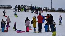 I když je areál kvůli epidemii koronaviru oficiálně zavřený a vleky stojí, berou ho davy lidí v posledních dnech doslova útokem. Jen lyže se snowboardy vyměnili za boby a sáňky.