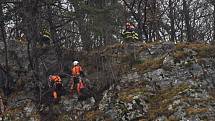 Odvážné manévry na skále podstoupili jihomoravští hasiči při záchraně ovcí, které uvízly na skalní římse ve Sloupu na Blanensku.
