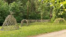 V zámeckém parku ve Velkých Opatovicích zasadili proutěnou vesničku. Vrbové stavby doplní naučné panely.
