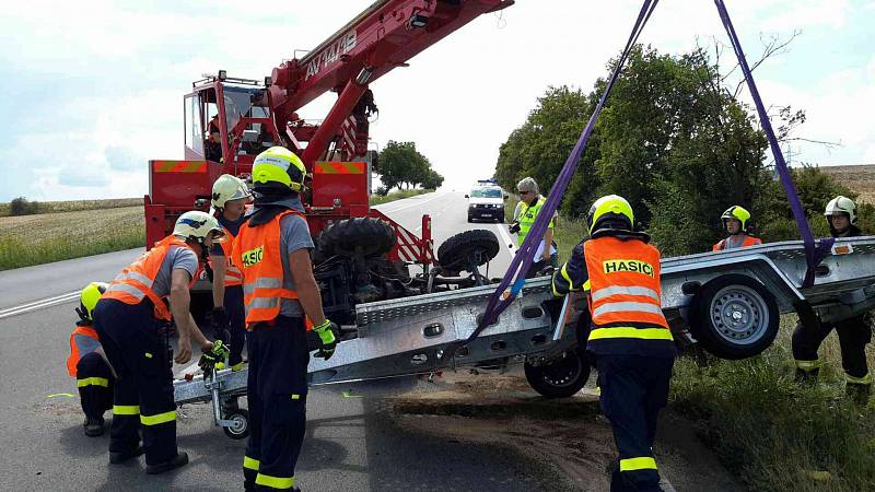 Osobní auto, které na přívěsu přepravovalo malotraktor, do cíle podle plánu nedorazilo. Vozík se totiž u Voděrad na Blanensku krátce před středečním polednem převrátil.