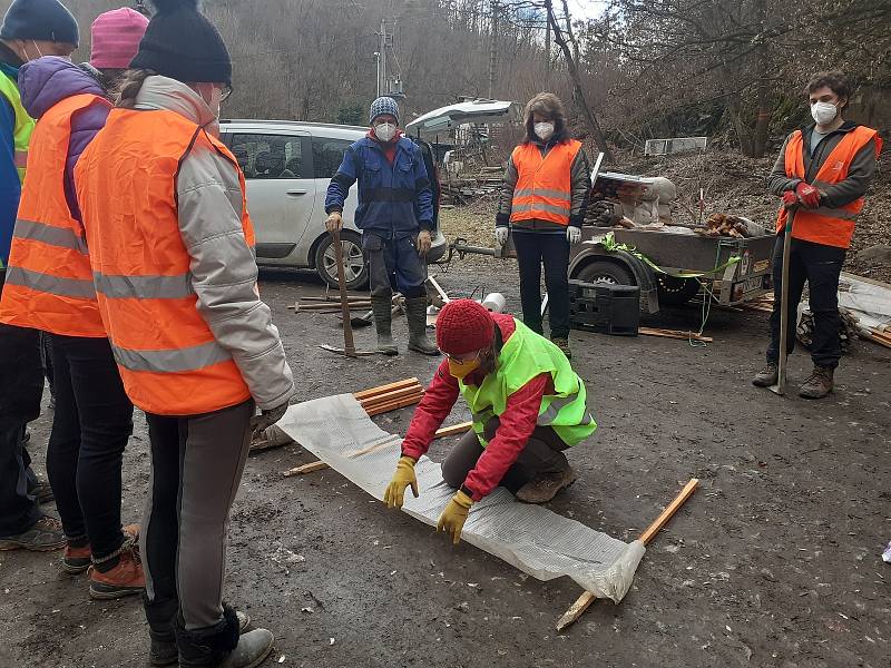V neděli rozmístili dobrovolníci u silnice v Josefovském údolí na Blanensku zábrany z fólie. Usměrní tah obojživelníků.