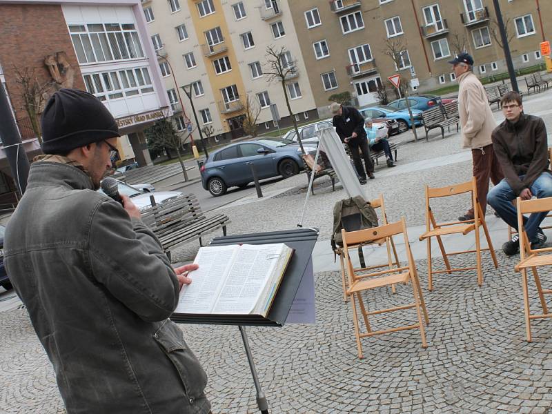 V pátek v devět ráno odstartovala akce s názvem Celonárodní čtení Bible 2012. Do nepřetržitého čtení biblických textů se pustili lidé také v Blansku na tamním náměstí Republiky. 