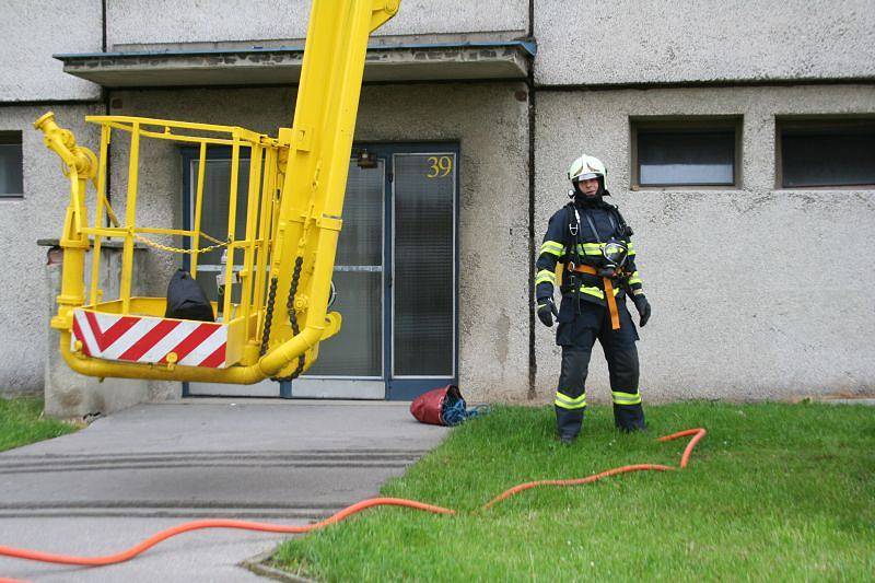  Boskovičtí hasiči ve čtvrtek cvičně likvidovali požár v 8. patře panelového domu v Komenského ulici v Boskovicích