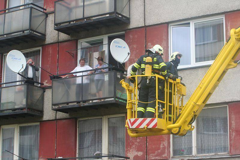  Boskovičtí hasiči ve čtvrtek cvičně likvidovali požár v 8. patře panelového domu v Komenského ulici v Boskovicích