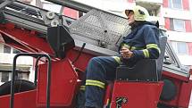  Boskovičtí hasiči ve čtvrtek cvičně likvidovali požár v 8. patře panelového domu v Komenského ulici v Boskovicích