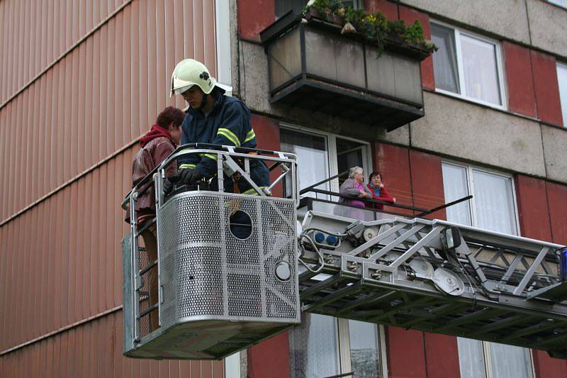  Boskovičtí hasiči ve čtvrtek cvičně likvidovali požár v 8. patře panelového domu v Komenského ulici v Boskovicích