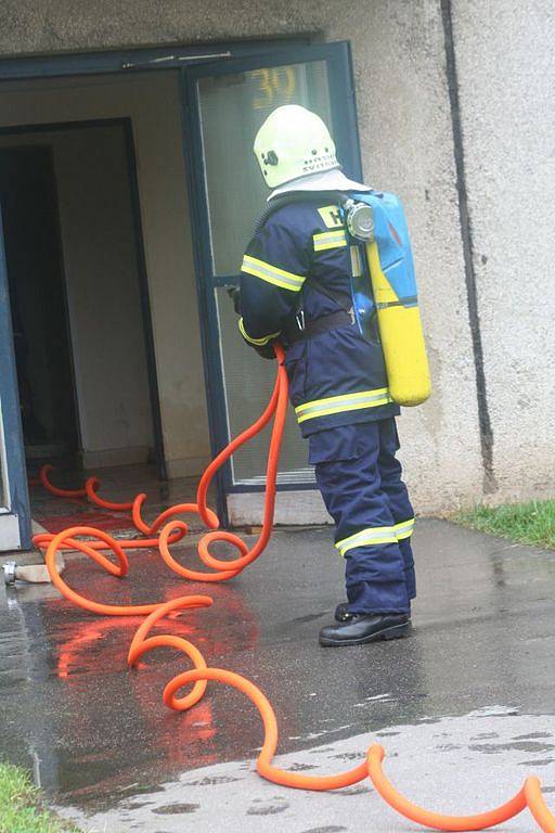  Boskovičtí hasiči ve čtvrtek cvičně likvidovali požár v 8. patře panelového domu v Komenského ulici v Boskovicích