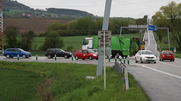 Křižovatka na silnici I/43 poblíž Sebranic je ve statistikách na druhém místě nehodovosti na Blanensku. Má ji nahradit kruhový objezd.