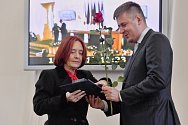 Dana Huňátová obdržela medaili Za zásluhy o diplomacii