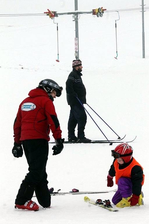 Na sjezdovce v Olešnici se lyžuje už od čtvrtka. Ve ski areálu je na svahu více než půl metru sněhu. Na první víkendové lyžování přijeli hlavně lyžaři z Brna.