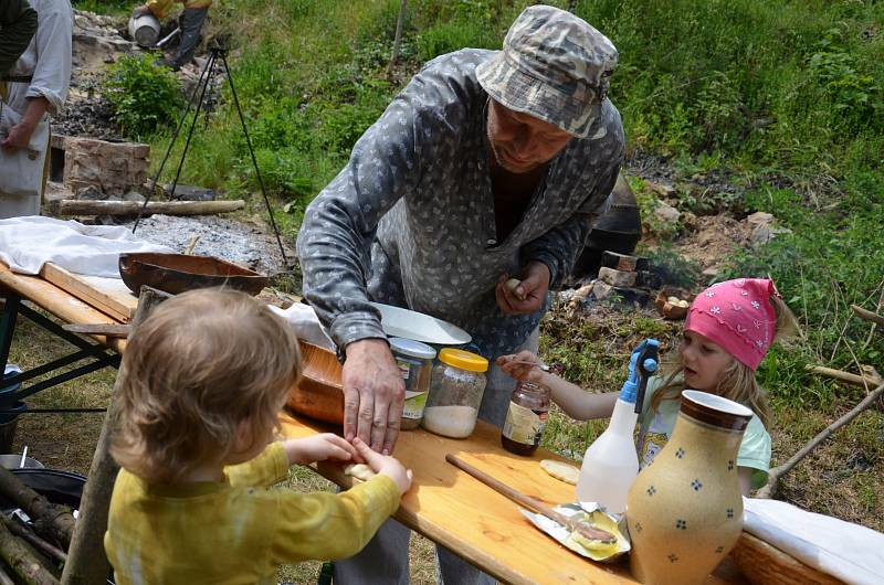 Řemeslníci v sobotu předvedli na Staré huti u Adamova tradiční řemesla z dob dávných Slovanů.