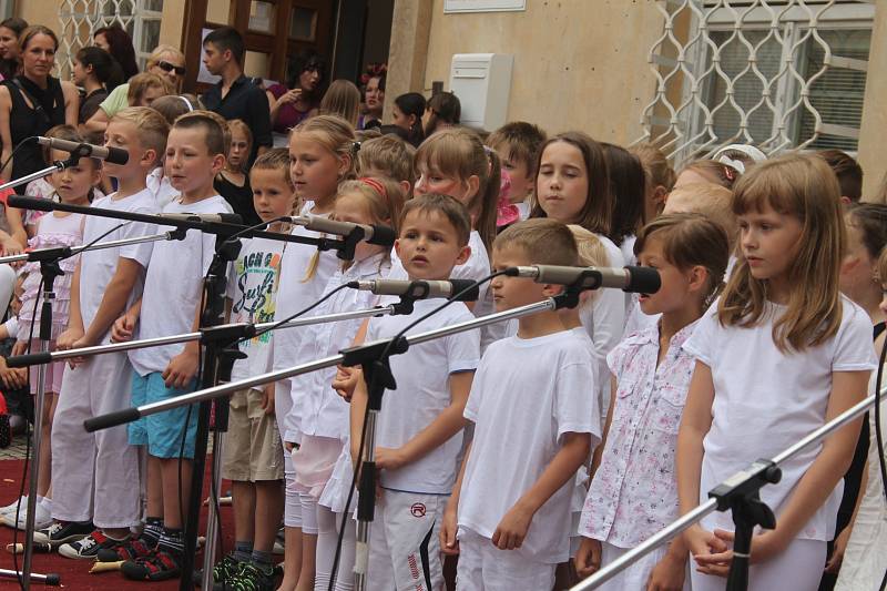 Děti z přípravných oborů Základní umělecké školy v Blansku v úterý odpoledne před školou tančily a zpívaly. Při příležitosti mezinárodního Dne hudby.