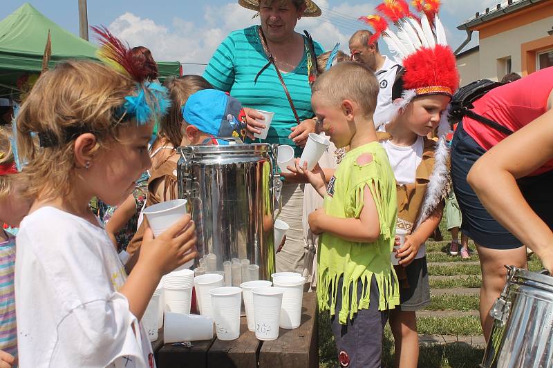 Děti z mateřské školy v Drnovicích si přichystaly pro své rodiče představení v indiánském duchu. Zástupci školky a obce pak děti posledního ročníku slavnostně pasovali na školáky.