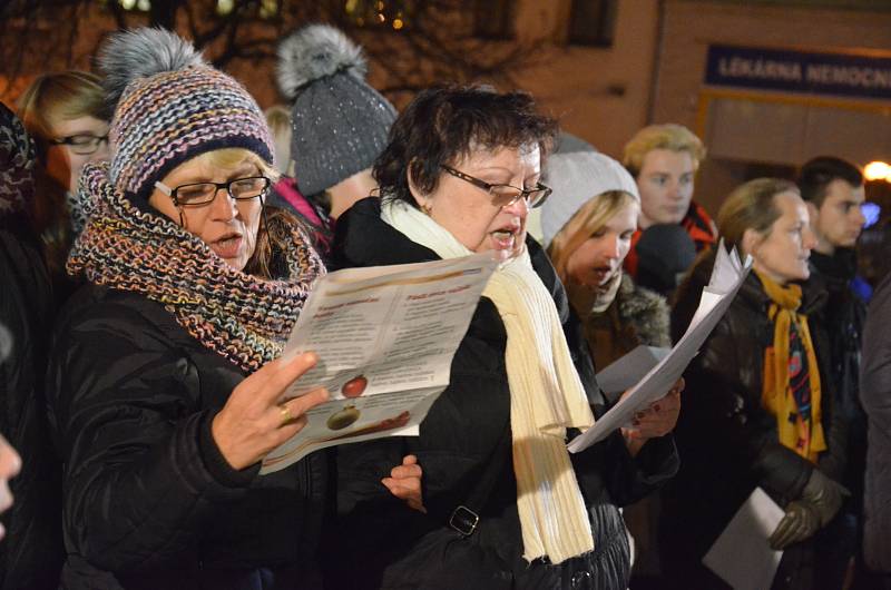 Na Masarykově náměstí v Boskovicích zpívalo koledy pod vánočním stromečkem asi sto padesát lidí.