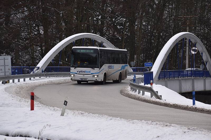 Silnice mezi Adamovem a Bílovicemi nad Svitavou je na řadě míst ve špatném stavu. Jedna ze závad ale zmizela. Zchátralý most před čtyřmi lety nahradil poblíž Adamova nový obloukový.