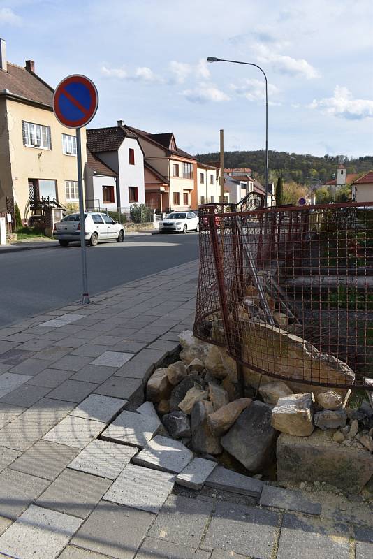 Na křižovatce boskovických ulic Legionářská a Bedřicha Smetany bourají auta. Místní navrhují retardér.