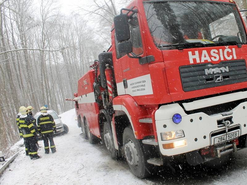  Sedmadvacetiletý muž nezvládl v úterý před polednem jízdu na silnici pokryté rozbředlým sněhem. V úseku mezi Novohradským tunelem a Šebrovem dostal v levotočivé zatáčce smyk a se svým Volkswagenem Golfem vjel do řeky Svitavy. 