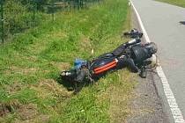 Vážná dopravní nehoda zablokovala v pátek provoz v katastru obce Suchý. Před půl dvanáctou dopoledne tam boural motorkář.