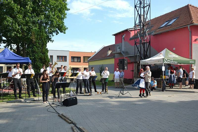 Kapela Bivojka na hodech v Ostrově u Macochy.