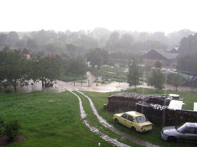 Bouřka, která sebou přinesla velké množství vody se přenesla nad celým Blanenskem. Snímky pořízené v Brťově - Jenči