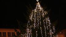 Jeden z prvních vánočních stromů na Blanensku v roce 2009 se rozsvítil  na náměstí Republiky v Blansku. 