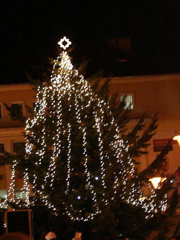 Jeden z prvních vánočních stromů na Blanensku v roce 2009 se rozsvítil  na náměstí Republiky v Blansku. 