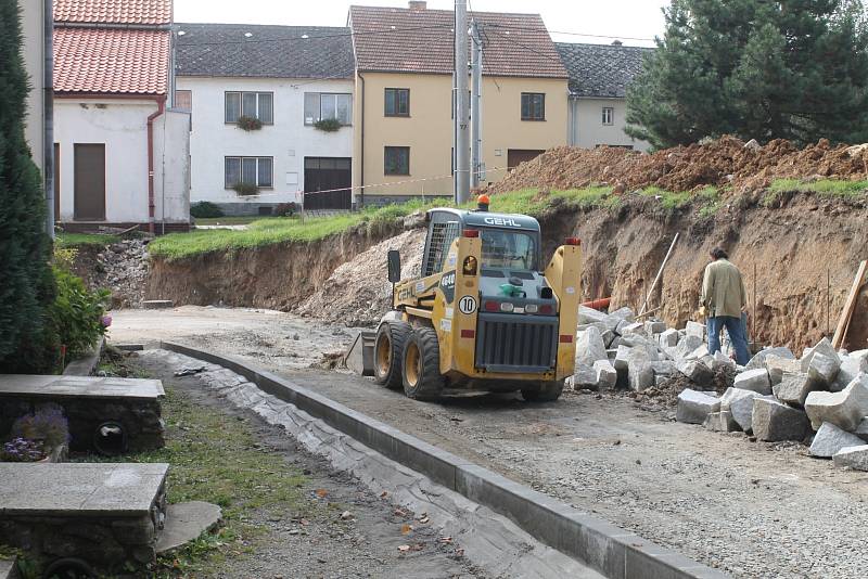 Stavební práce v Ostrově u Macochy potrvají do listopadu.