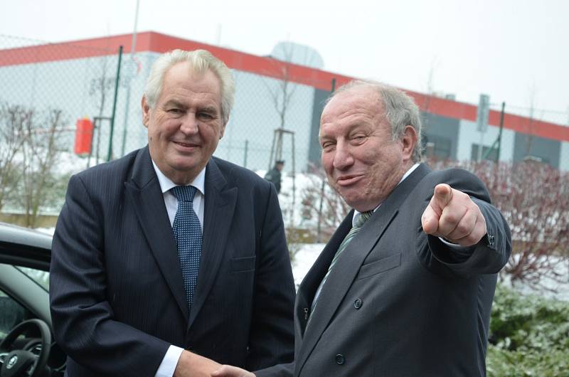 Prezident republiky Miloš Zeman zavítal při své návštěvě Boskovic také do firmy LANIK. Jakmile prezident vystoupil z auta, jednatel společnosti Igor Láník jej požádal, aby se s ním vyfotil u základního kamene společnosti, na který ukazuje.